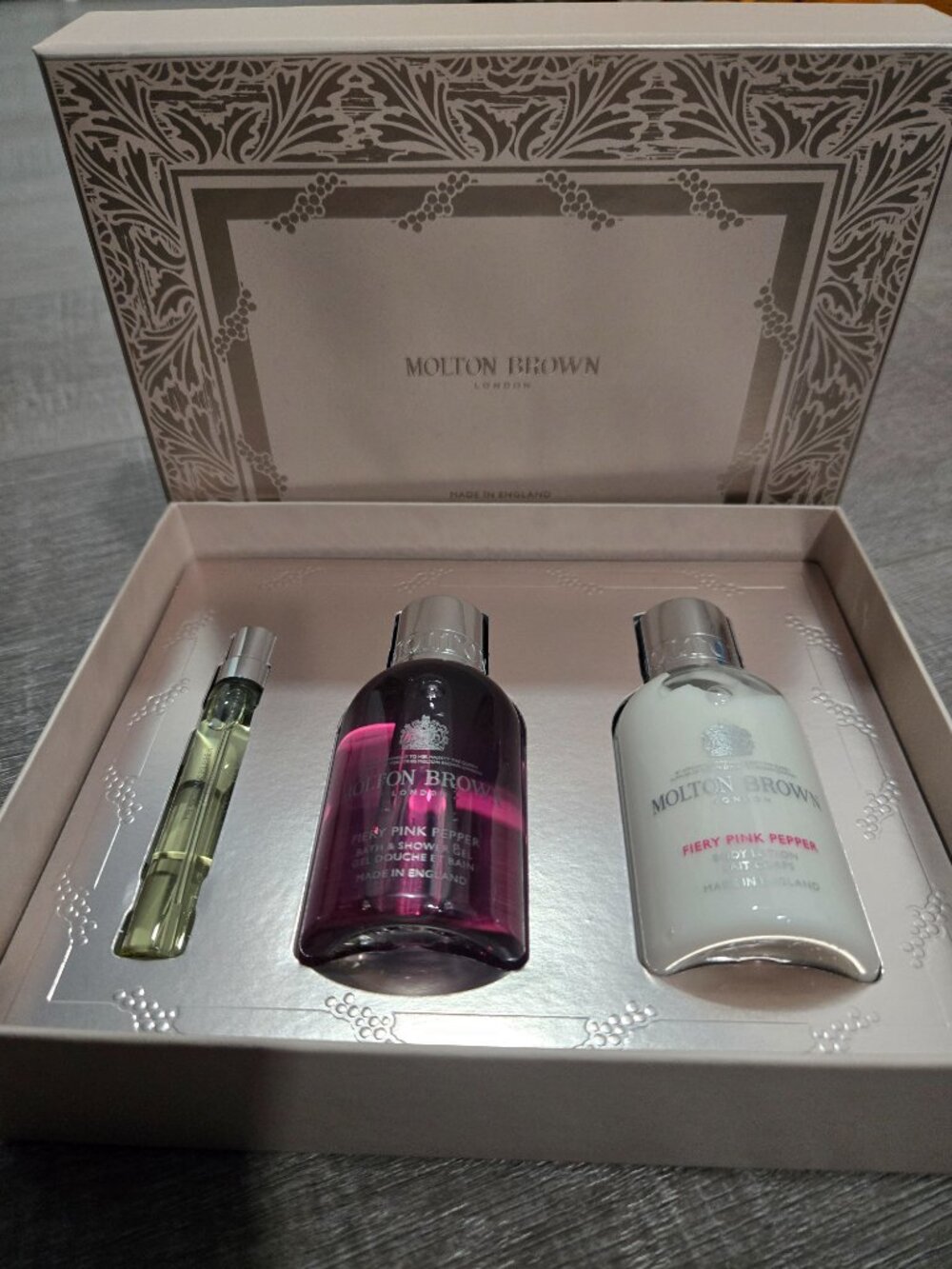 Molton Brown Fiery Pink Pepper Travel Gift Set - Picture 3 of 10